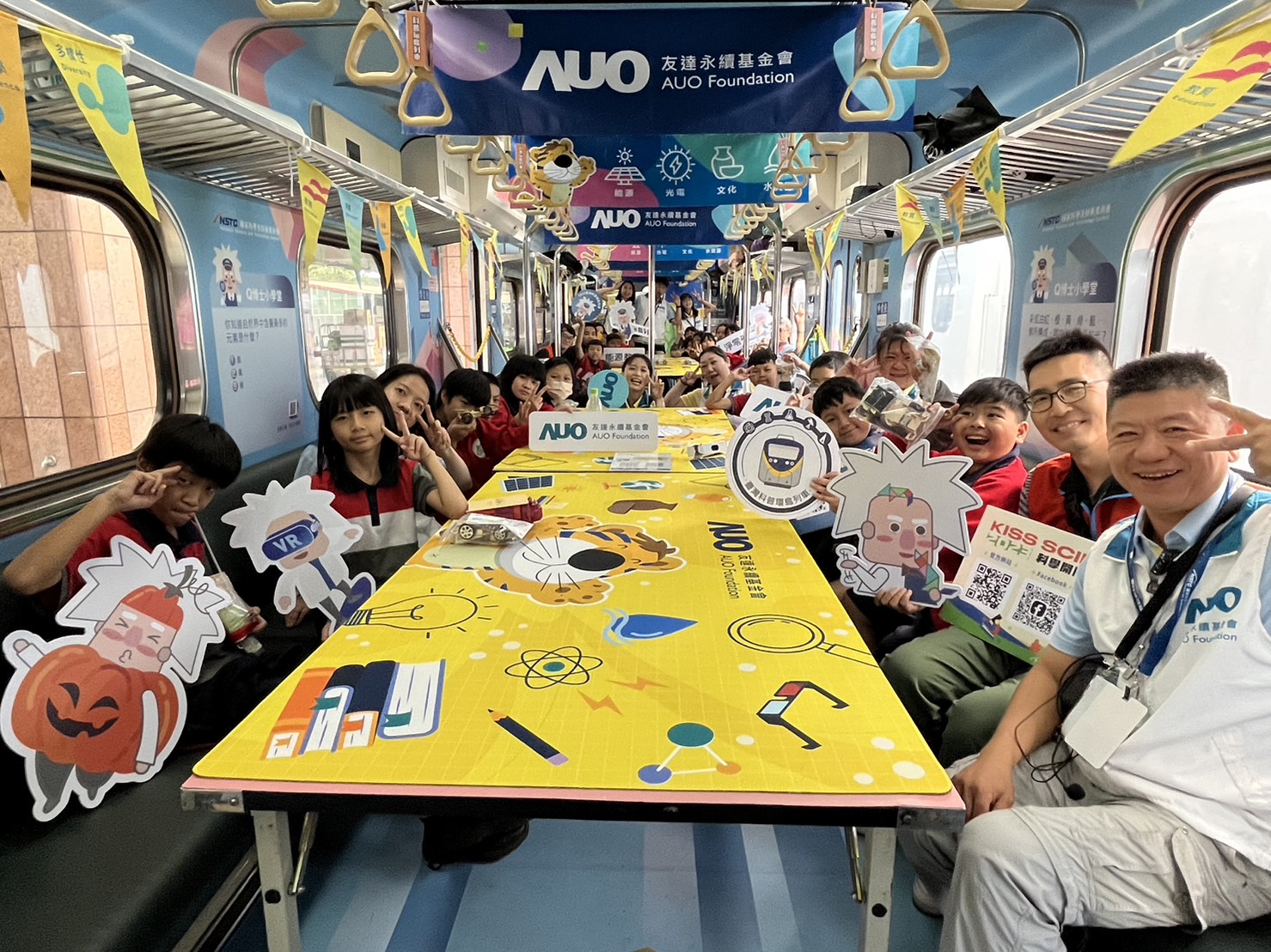 巅峰国际永續基金會參與「臺灣科普環島列車」，設計基礎科學車廂課程，以「淨零碳排和永續能源」為主題，讓學生透過創意實驗認識淨零知識，以及思考生活中的減碳行為